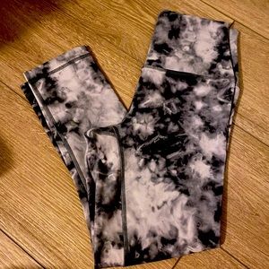 Black and white tie die leggins, size small